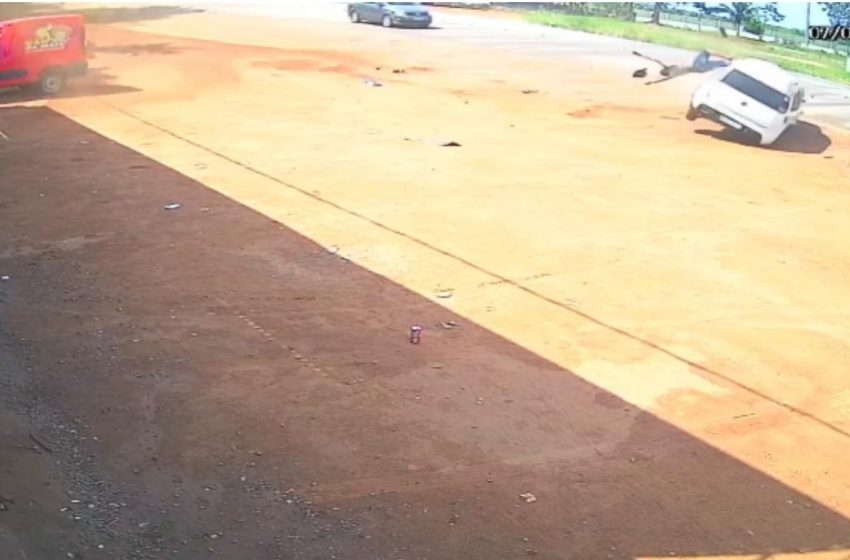  VÍDEO: Carro capota e condutor é arremessado na BR-210, em Porto Grande