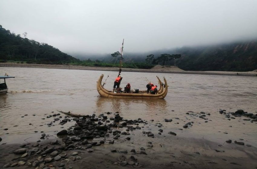  Franceses partem da Bolívia, cruzam rios da Amazônia em balsa tradicional e devem chegar ao Amapá no fim de setembro