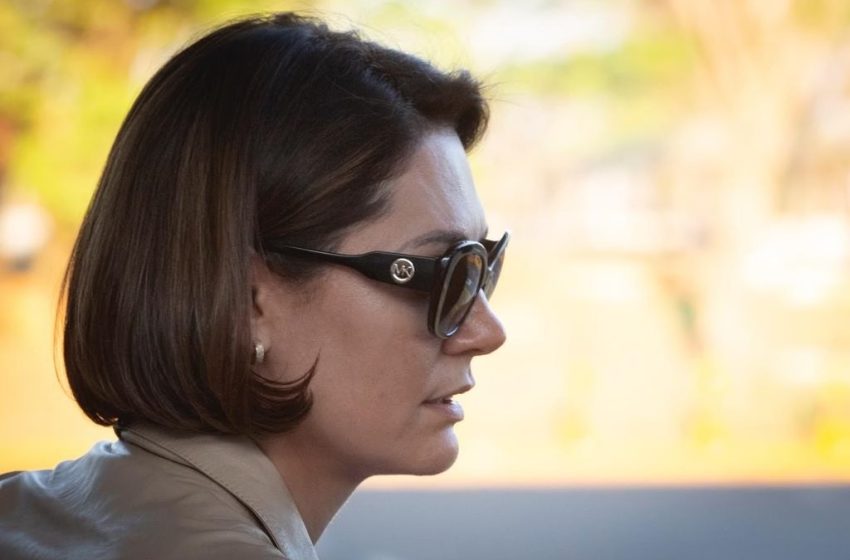  Michelle e filhos ficam ao lado de Bolsonaro no 1º dia de julgamento