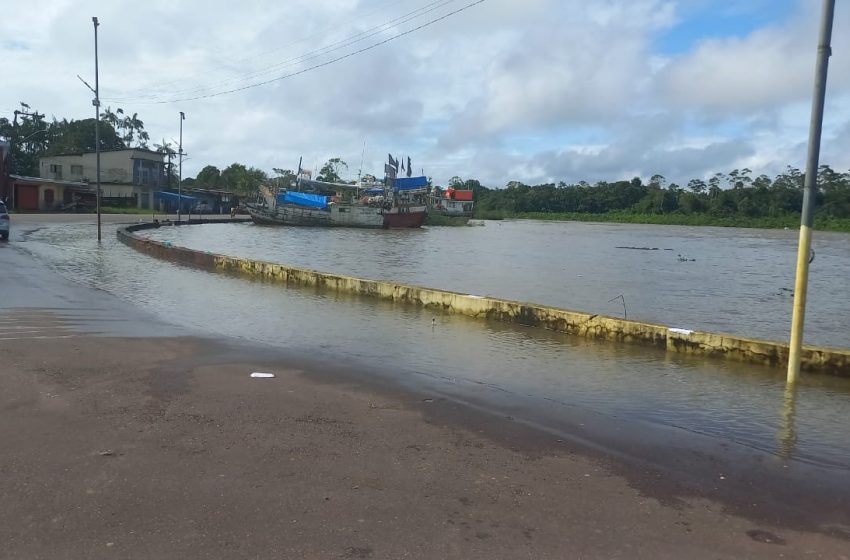  Cozinheiro cai de barco e morre no município de Calçoene, no Amapá