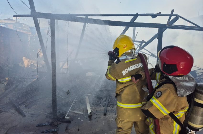  VÍDEO: incêndio destrói 8 casas na Zona Sul de Macapá