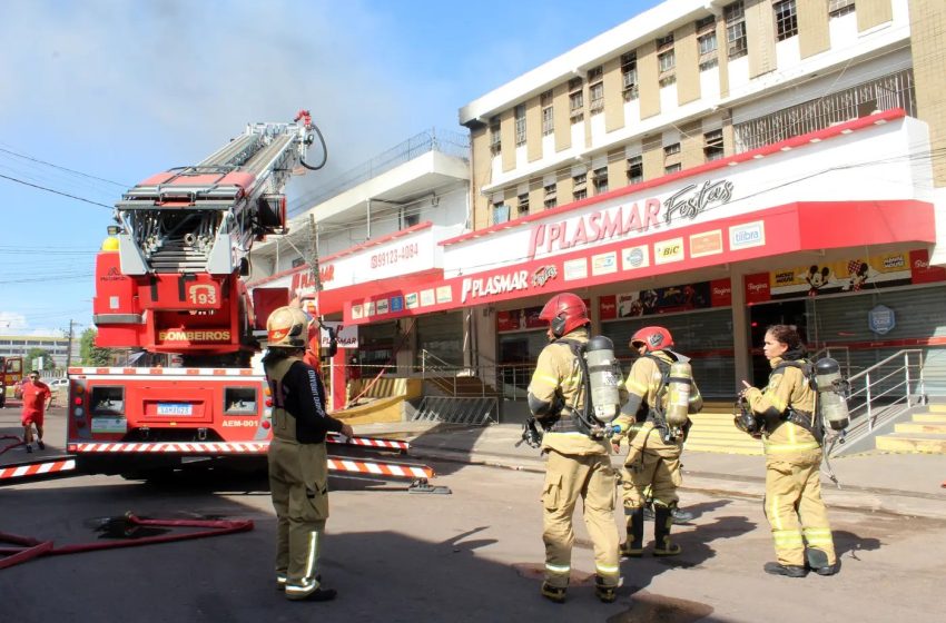  Bombeiros investigam causa de incêndio em loja de Santana, no Amapá