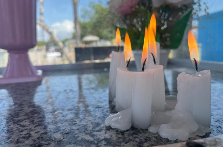  Famílias prestam homenagens no Cemitério São José no Dia de Finados, em Macapá