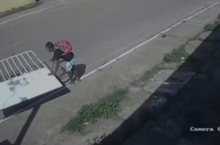  VÍDEO: homem furta portão e foge de bicicleta em Santana, no AP