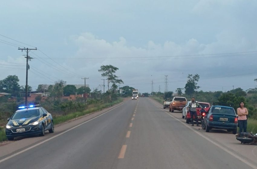  Colisão entre motocicletas e carro resulta em morte na BR-210, em Macapá