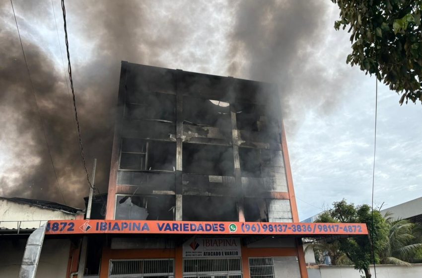  Ventania e produtos inflamáveis dificultaram combate a incêndio em loja na Zona Sul de Macapá