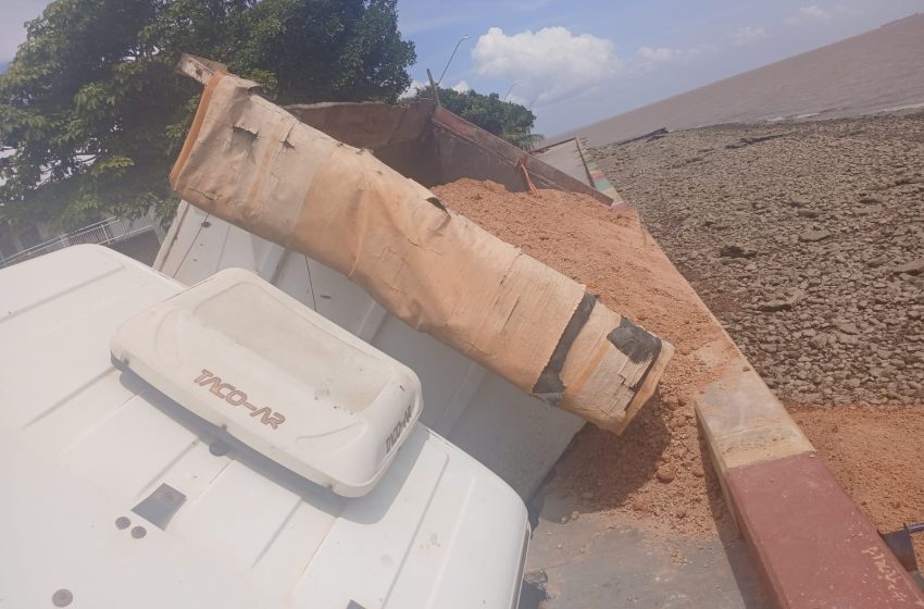  Caminhão carregado de aterro tomba e abre cratera na orla de Macapá; VÍDEO