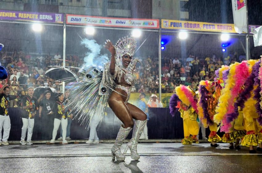  FOTOS: veja a galeria do 2º dia de desfiles no Sambódromo de Macapá