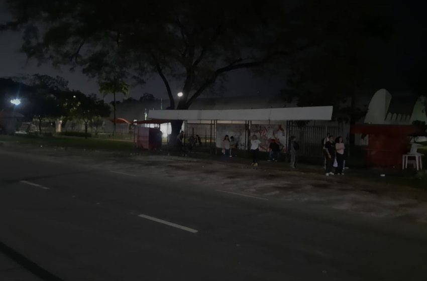  Estudantes denunciam falta de iluminação e risco de assalto em ponto de ônibus de Macapá