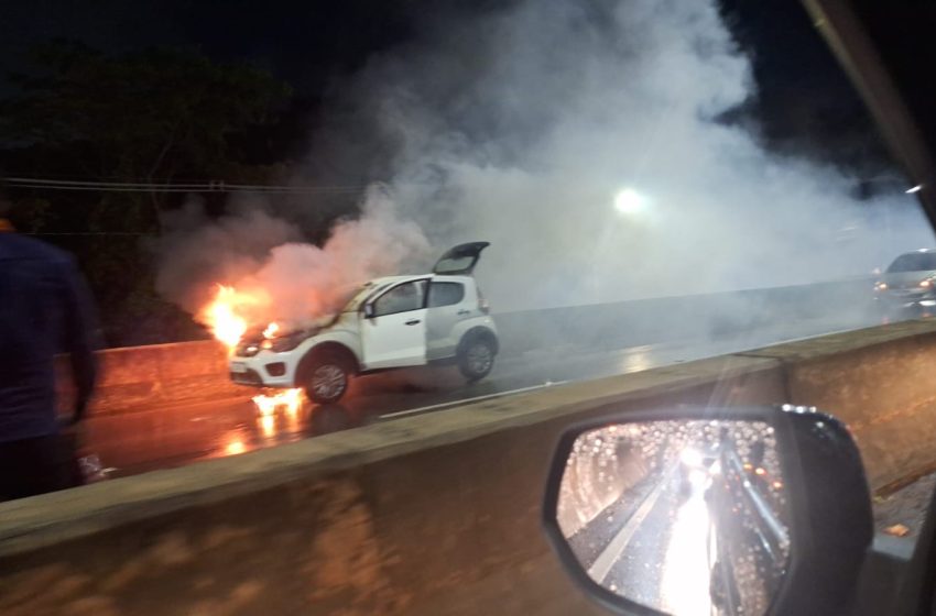  Carro pega fogo em viaduto na Zona Oeste de Macapá; VÍDEO