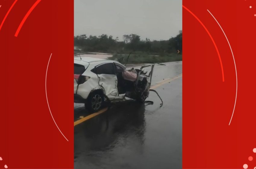  Dois veículos colidem na BR-210 em Macapá durante chuva forte