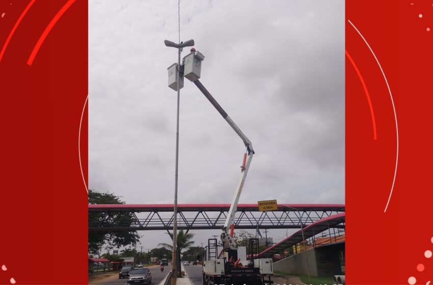  Após reclamações, iluminação de passarela em frente à Unifap passa por reparos em Macapá