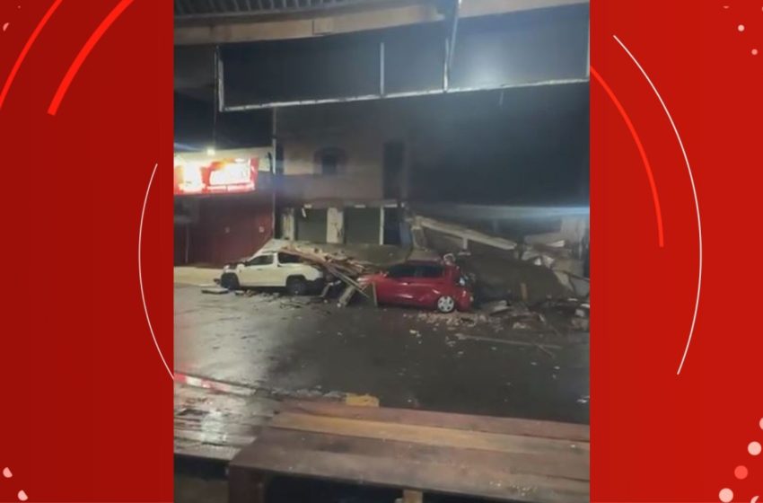  Marquise desaba sobre veículos em área comercial no centro de Macapá