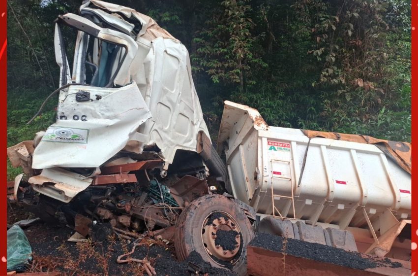  Caminhões colidem na BR-156 em Laranjal do Jari, no Sul do Amapá