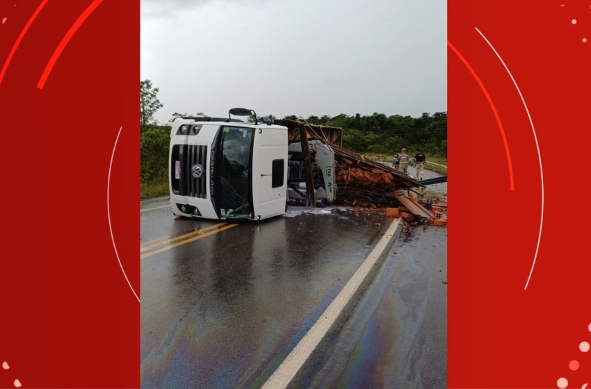  Caminhão carregado de tijolos tomba e interdita parte da BR-156 no Amapá