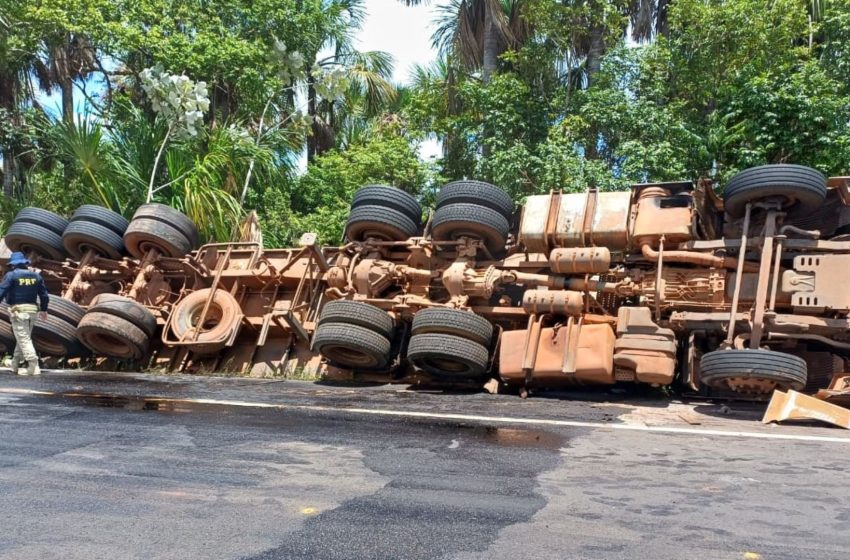 Caminhão tomba na BR-156 em Calçoene e duas pessoas ficam em estado grave