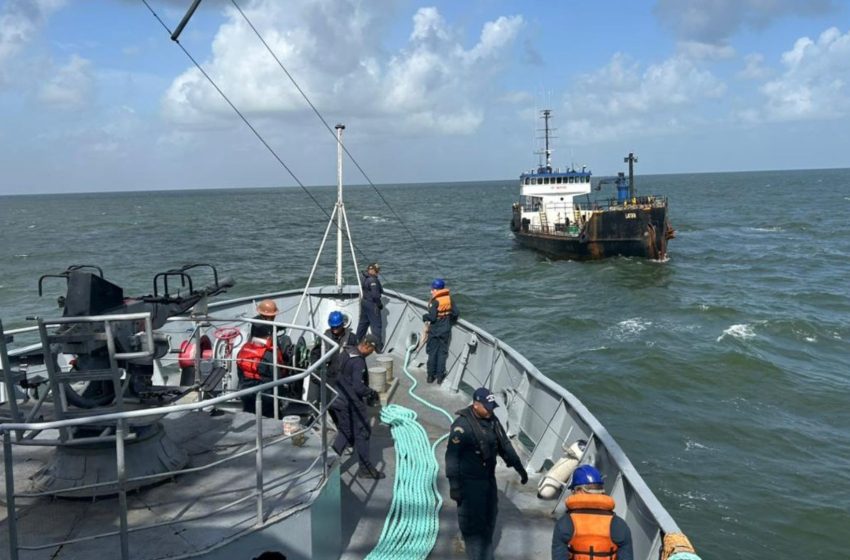  Marinha reboca navio mercante à deriva há mais de 20 dias no Amapá