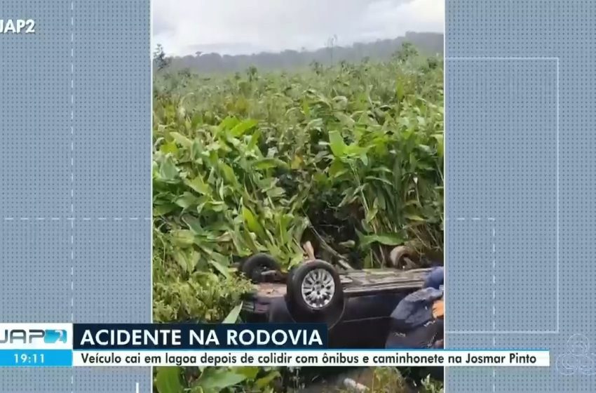  Carro cai em lagoa após colisão com 3 veículos no AP; motorista é resgatado por populares
