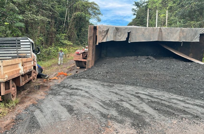  Caminhão com minério tomba na BR-210 e interdita acesso próximo à comunidade do Munguba, no AP