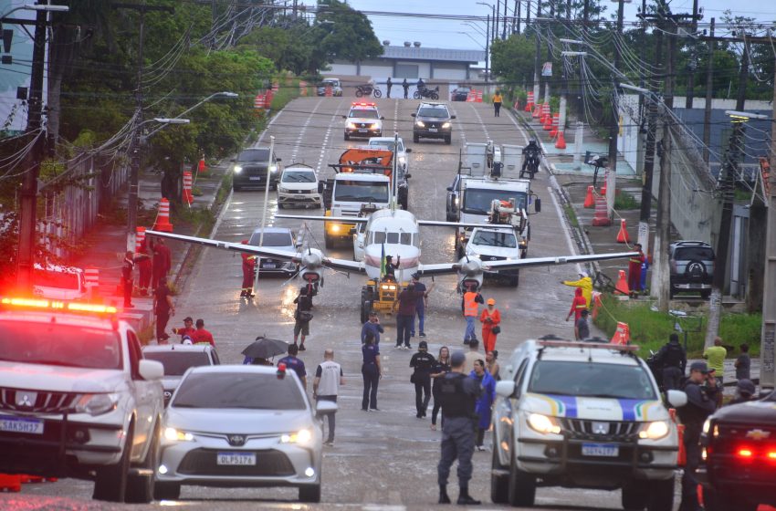  Avião do ex-Território Federal do Amapá é transportado para o Parque Residência em Macapá