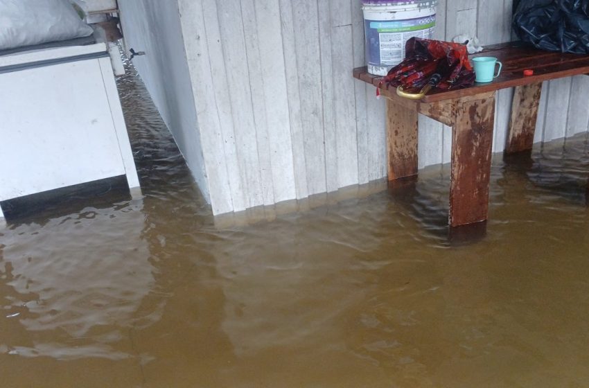  Rio transborda em Tartarugalzinho e provoca alagamentos; famílias ficam desalojadas