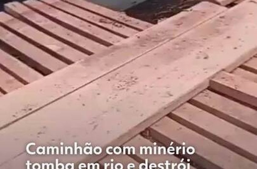  VÍDEO: caminhão com minério tomba em rio e destrói parte de ponte no interior do Amapá
