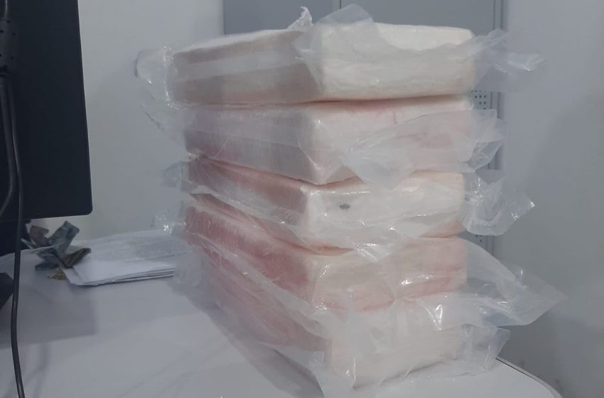  PM apreende cinco quilos de cocaína e madeira sem documentação no Amapá