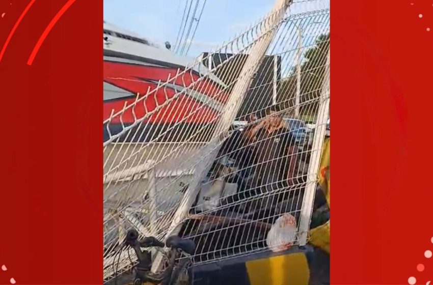  VÍDEO: lancha se solta de carretilha e invade estacionamento de supermercado no Amapá