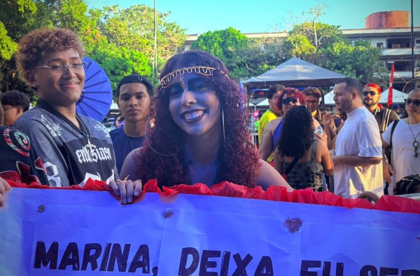  Fãs de Marina Sena chegam cedo à Praça da Bandeira para show em Macapá: 'Quero vê-la bem de perto'