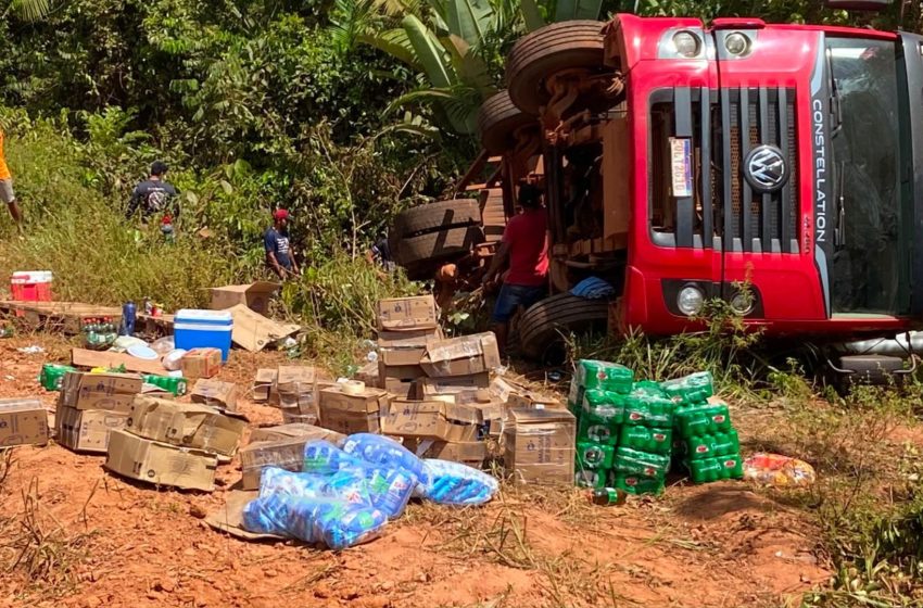  Caminhão com alimentos tomba em estrada que dá acesso a Oiapoque, no Amapá