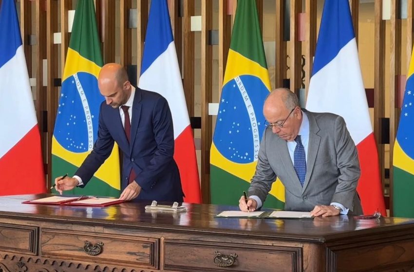  Brasil e França assinam acordo que acaba com exigência de visto para brasileiros na Guiana Francesa