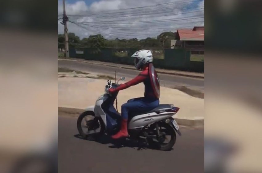  Homem-Aranha pilotando moto com escudo do Capitão América viraliza no AP; VÍDEO