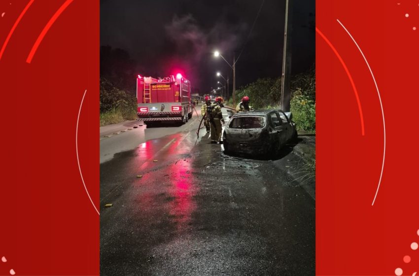  Carro fica destruído após bater em poste e pegar fogo em Macapá