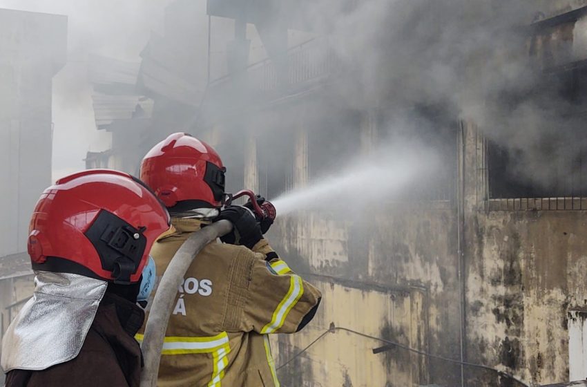  Residência abandonada é destruída por incêndio na Zona Sul de Macapá