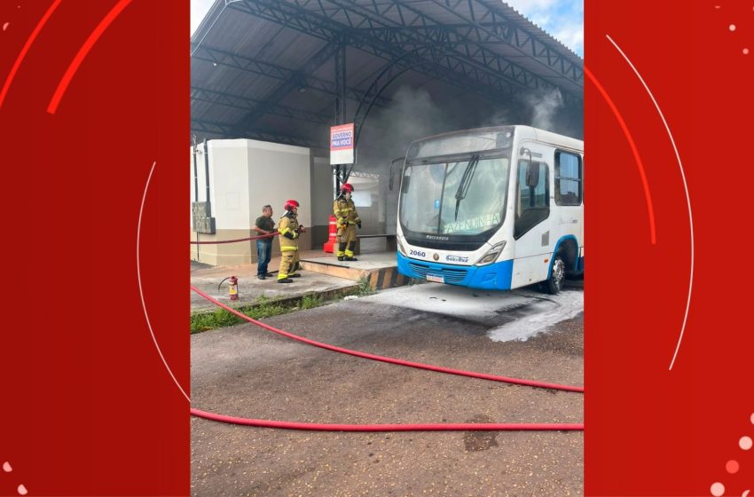  Ônibus parado pega fogo em terminal de Santana, no Amapá