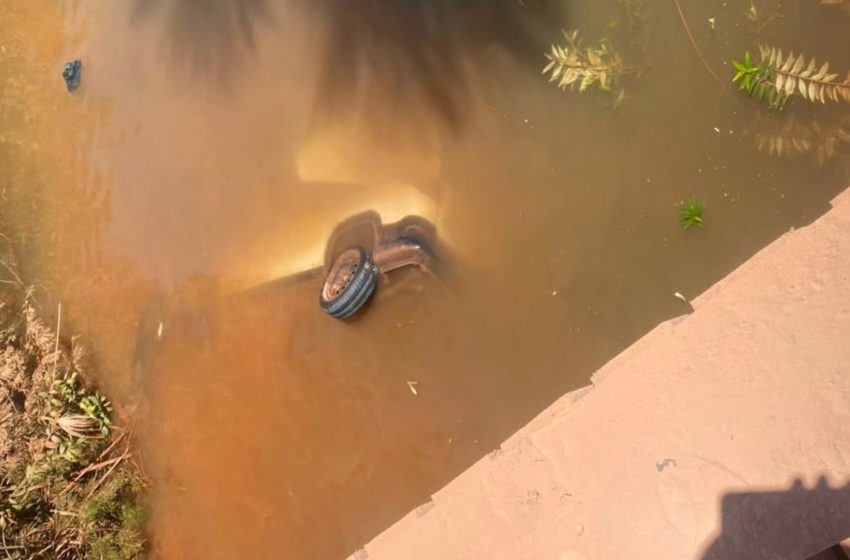  Carro cai de ponte e fica submerso na BR-156 no AP; duas pessoas são resgatadas por populares