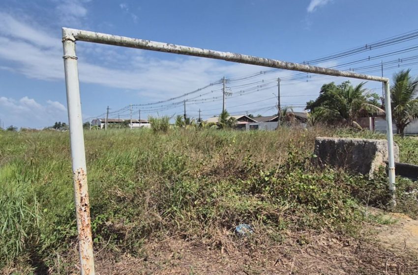  Único campo de lazer de bairro da Zona Norte de Macapá virou 'lixão' e matagal, relatam moradores
