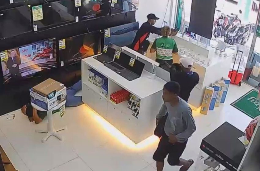  Trio armado invade e assalta loja de eletrodomésticos em Macapá; VÍDEO