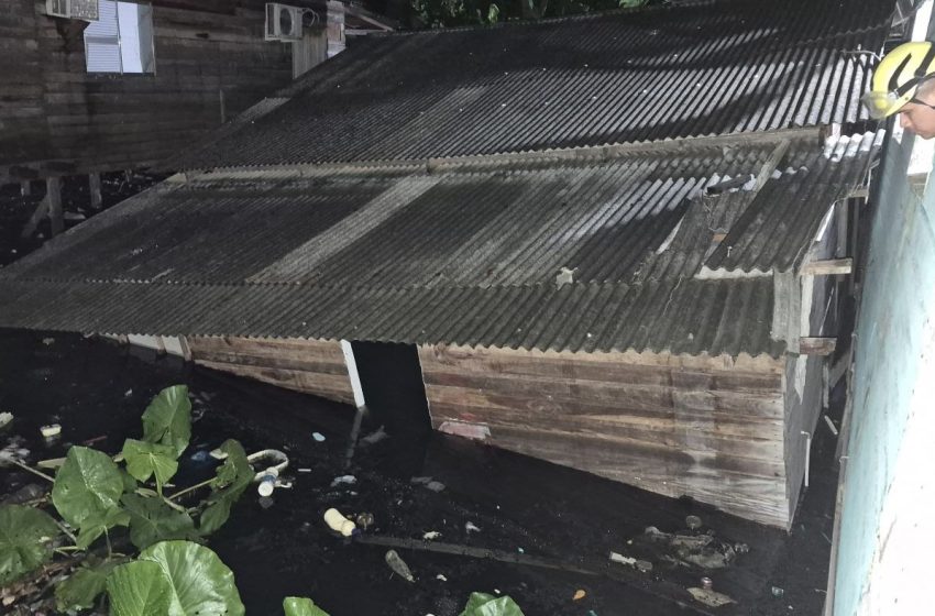  Desabamento em área de ponte no Amapá deixa casas em risco; imóvel estava vazio