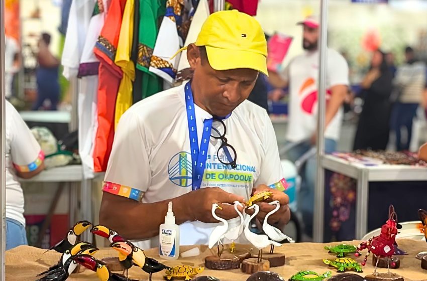  'Lixo a gente reutiliza', diz artesão de Oiapoque que superou o desemprego com a reciclagem