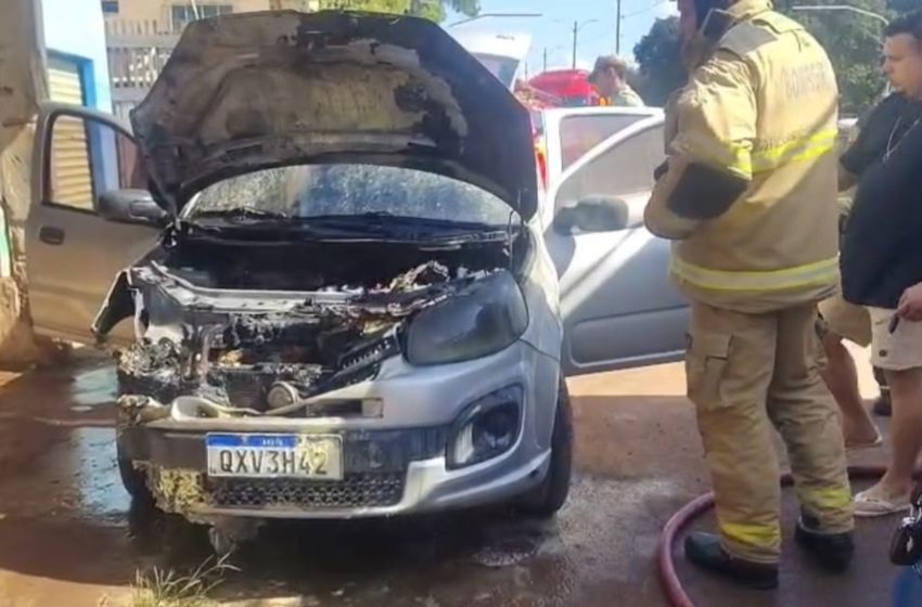  VÍDEO: carro pega fogo em rodovia do Amapá; ninguém se feriu
