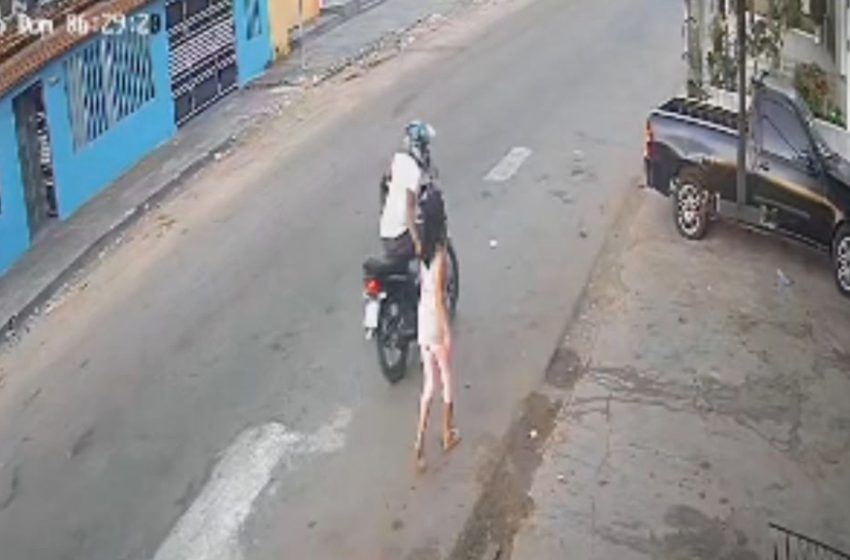  VÍDEO: motociclista rouba bolsa de mulher e foge em alta velocidade em Macapá