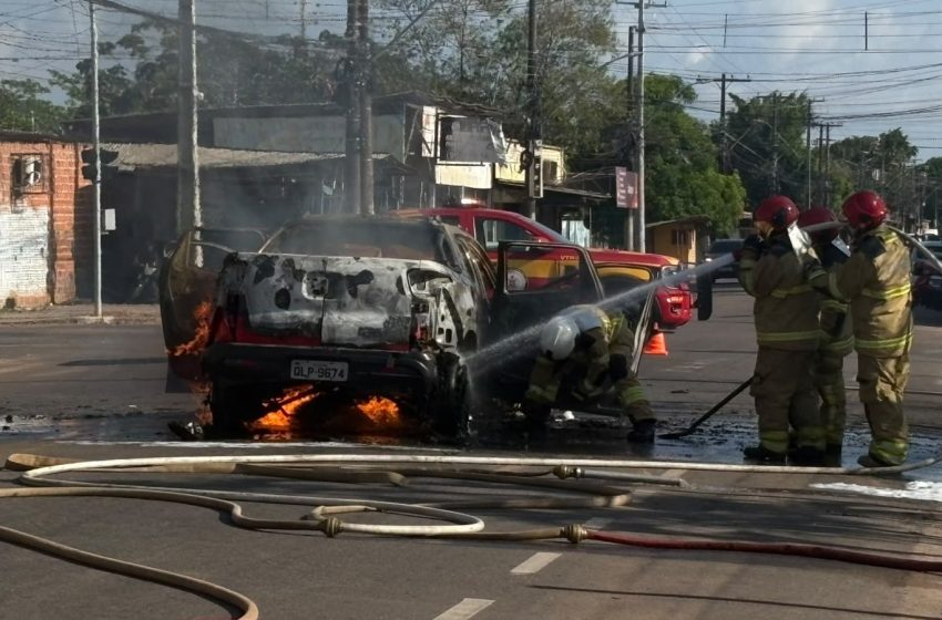  VÍDEO: carro pega fogo e fica destruído em Macapá